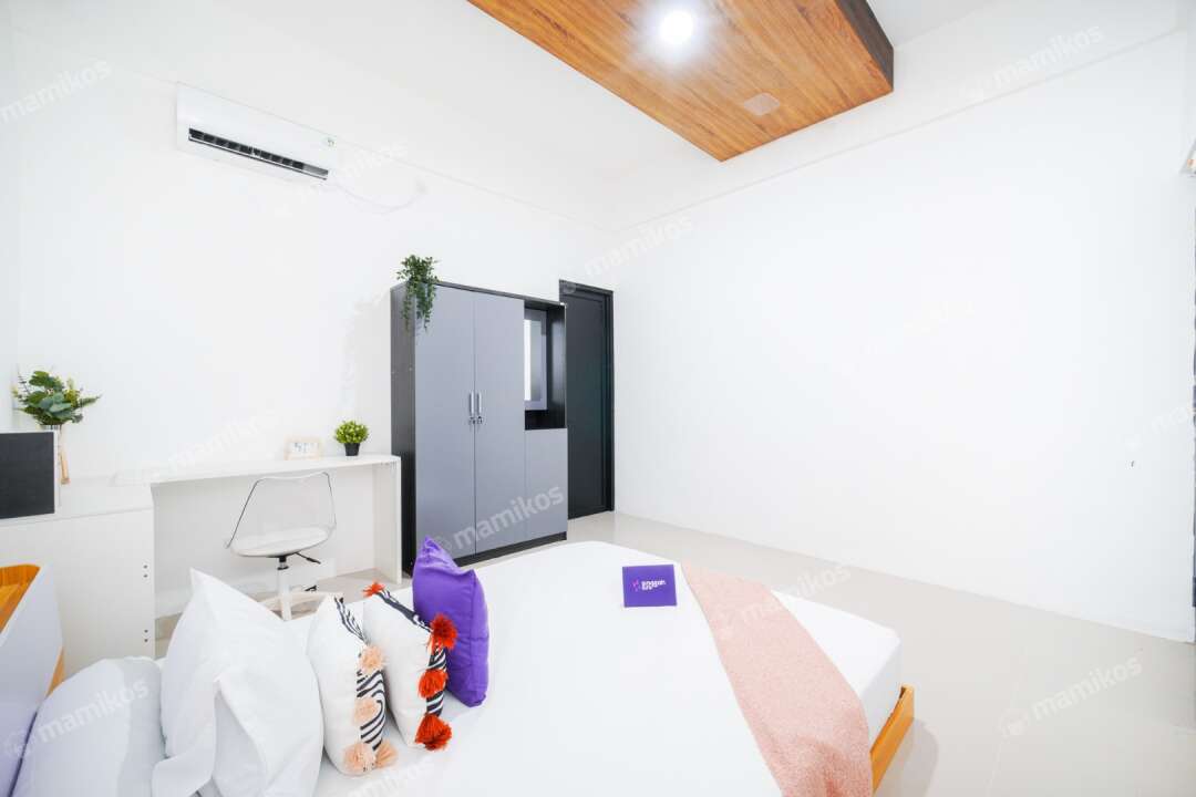 Kamar tidur dengan desain minimalis dan nyaman di kost Asvara BSD