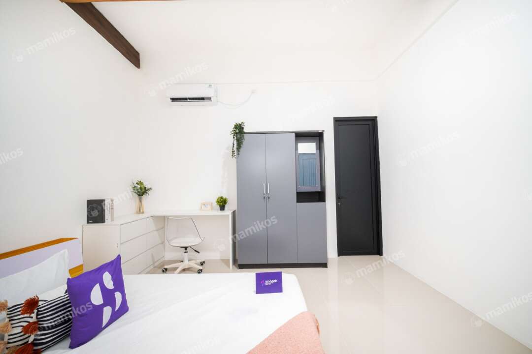 Kamar mandi dengan desain modern dan nyaman di kost Asvara BSD