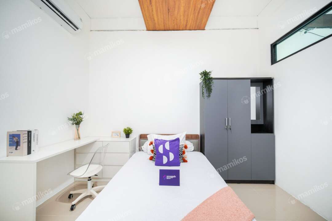 Kamar tidur dengan desain modern dan nyaman di kost Asvara BSD